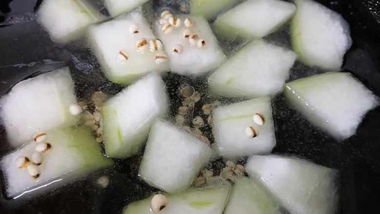 冬瓜薏米排骨汤,放入适量水，将薏米也放入一同煮