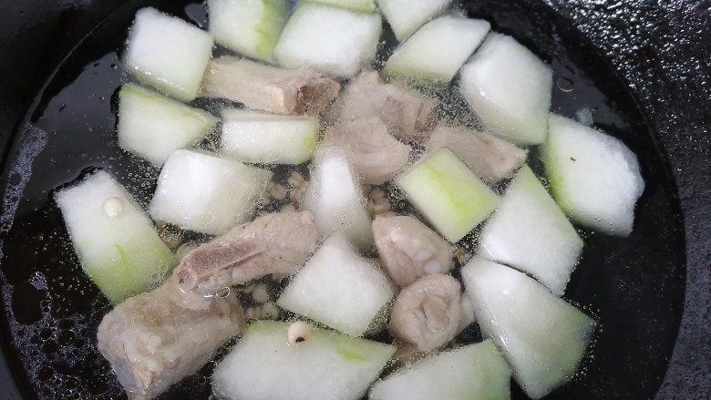 冬瓜薏米排骨汤,排骨也放进去