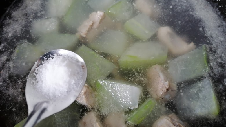 冬瓜薏米排骨汤,煮一会之后加入一勺盐调味