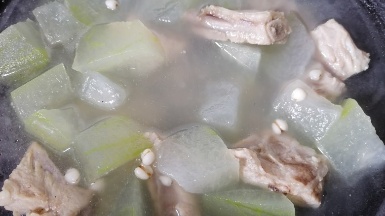 冬瓜薏米排骨汤,煮至排骨软烂即可出锅