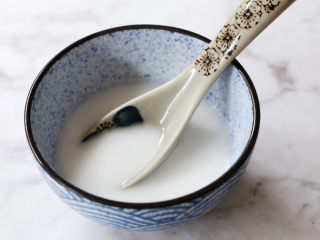 日式肥牛饭,调水淀粉：玉米淀粉1勺+清水5勺，搅拌均匀备用