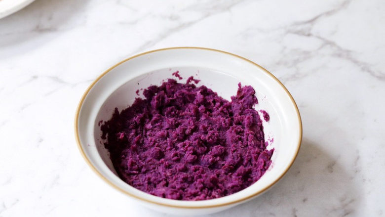 紫薯鸡蛋三明治,将蒸熟的紫薯取出压成泥