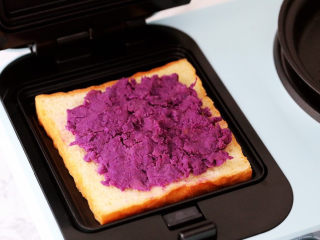 紫薯鸡蛋三明治,铺上一层紫薯泥