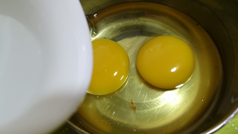 炸秋葵,加入小半碗水，将蛋液搅散。