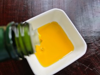 孜然烤香菇,小碗里倒入橄榄油或者别的食用油。