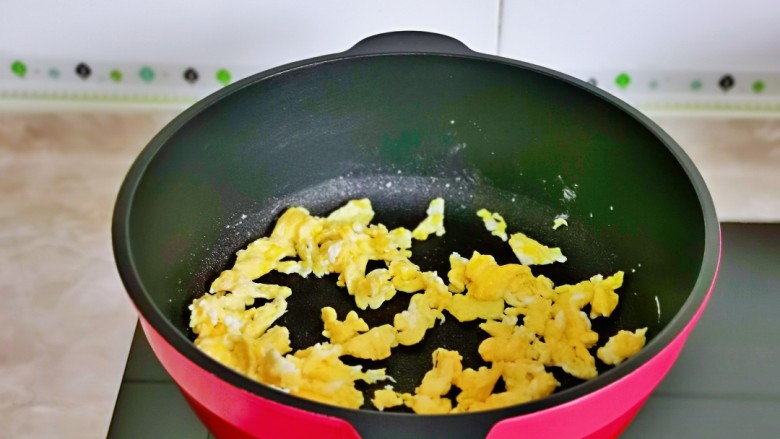 香肠炒蛋,这样煎的鸡蛋特别嫩滑，盛出备用。