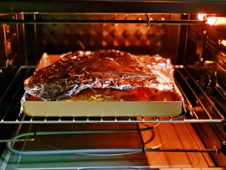 蒜香烤排骨,入烤箱中层，上面盖一张锡纸，不要包起来哈，盖上即可，上下180度烤30分钟。