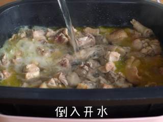 竹荪炖鸡&竹荪蛋花汤,倒入开水，加入红枣，盖上上盖，焖煮1小时后开盖