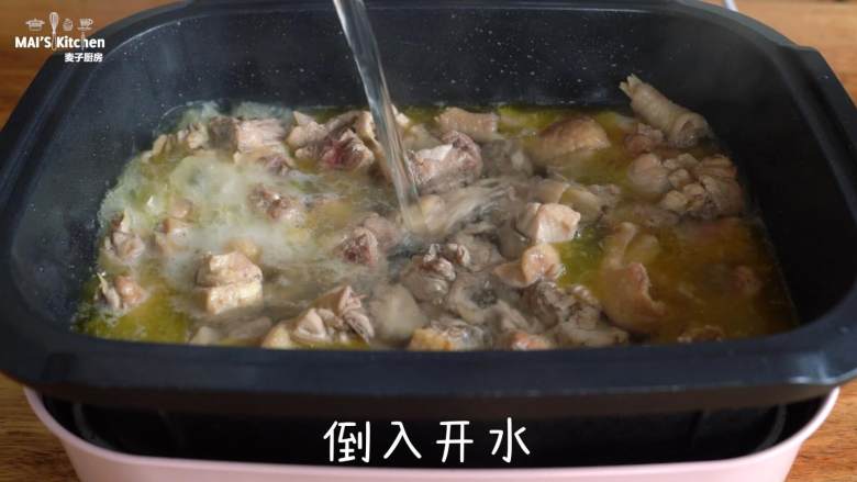 竹荪炖鸡&竹荪蛋花汤,倒入开水，加入红枣，盖上上盖，焖煮1小时后开盖
