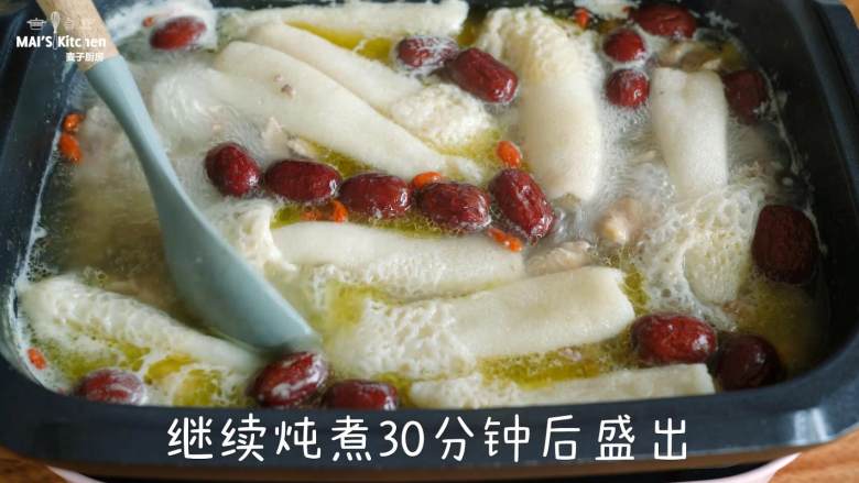 竹荪炖鸡&竹荪蛋花汤,放入枸杞和竹荪，继续煮炖煮30分钟盛出，根据个人口味加入适量盐即可享用。 