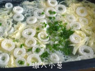 竹荪炖鸡&竹荪蛋花汤,撒入小葱，搅拌均匀后盛出即可享用。 