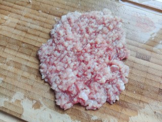 肉末炒豌豆,猪瘦肉洗净之后切成末