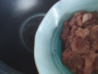 肉末炒豌豆,待锅内油热，下肉末