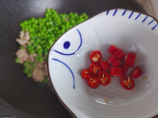 肉末炒豌豆,加入小米椒