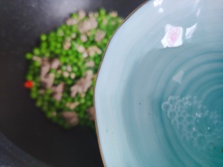 肉末炒豌豆,加少许热开水