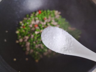 肉末炒豌豆,待锅内汤汁差不多收紧，加一小勺细盐