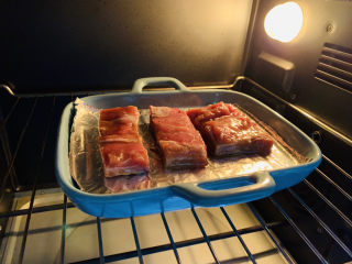 芝士排骨,烤箱上下火230度，中层先烤15分钟，中间翻面下