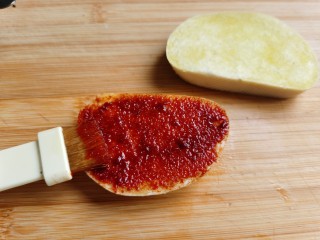 烤馒头片,第二种韩式辣酱口味🌶🌶
做法更简单，只需把韩式辣酱抹到刷了油的馒头片上就行了。。