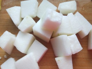 冬瓜薏米排骨汤,洗干净切成大块。