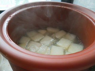 冬瓜薏米排骨汤,冬瓜煮软即可。
