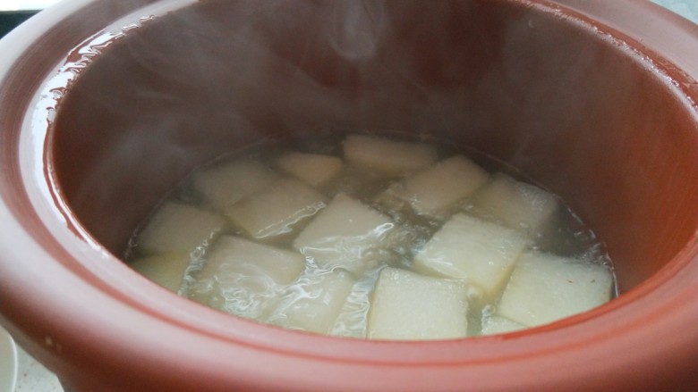 冬瓜薏米排骨汤,冬瓜煮软即可。