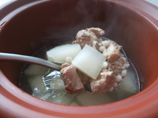 冬瓜薏米排骨汤,容器中加入适量盐，味精，倒入骨汤即可食用。
