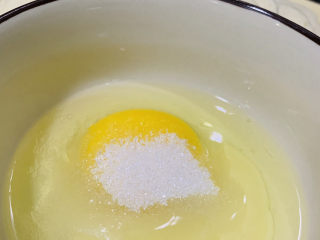 烤馒头片,鸡蛋打入碗内，加白糖，加炼乳