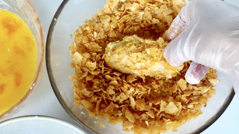 网红薯片鸡翅，不加一滴油也能外脆里嫩又多汁,最后沾满薯片碎。