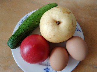 家常冷面,准备黄瓜，番茄，梨，水熟鸡蛋。