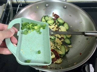 香肠炒蛋,最后撒上葱绿末，翻炒均匀出锅