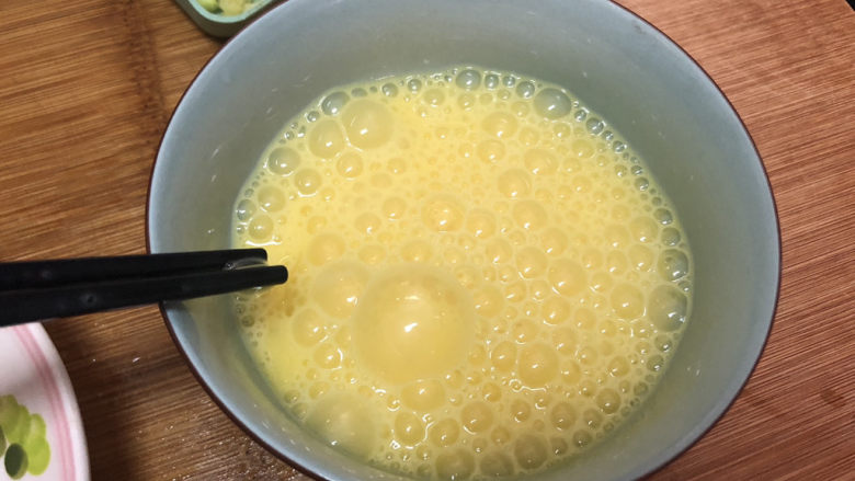 香肠炒蛋,鸡蛋打散成均匀蛋液