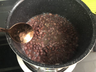 山药红豆糕,红豆我一共煮了约半小时，注意水不要完全熬干了，那样红豆表皮会发硬