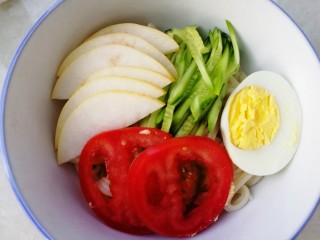家常冷面,放入适量黄瓜丝，两片番茄，适量梨片，半个水煮鸡蛋。