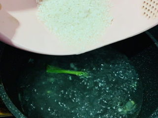 菠菜猪肝粥,大米洗净，加入