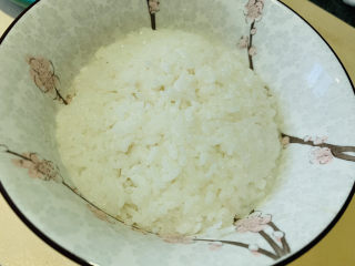 日式肥牛饭,米饭装碗里，压平