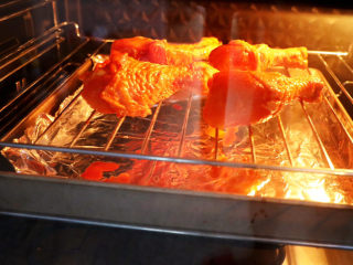 新奥尔良烤鸡腿,再放入预热好的烤箱，上下火180度，烘烤40分钟，把放鸡腿的烤网放在烤箱中层，再将铺好锡纸的烤箱放在下层，这样可以接注滴落的液体，方便清洗