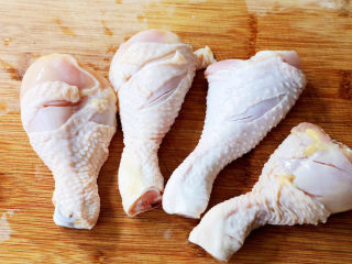 新奥尔良烤鸡腿,鸡腿洗净，控干水分或者用厨房纸擦干，用刀在鸡腿前后两面各划两刀，这样方便腌制入味