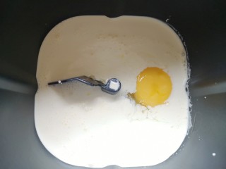 淡奶油甜面包,面包机桶内加入淡奶油，打入一个鸡蛋。