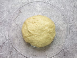 淡奶油甜面包,第二次15分钟和面程序结束以后，将面团取出，整理一下放入盆里，盖上保鲜膜常温发酵至两倍大。