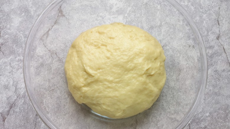 淡奶油甜面包,第二次15分钟和面程序结束以后，将面团取出，整理一下放入盆里，盖上保鲜膜常温发酵至两倍大。
