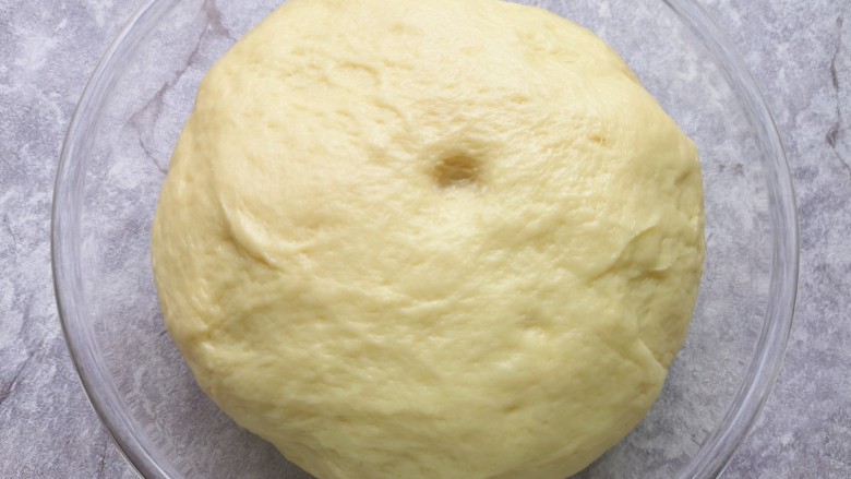 淡奶油甜面包,看一下这是发酵好的面包面团。