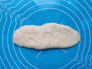淡奶油甜面包,取一份面包面团用手抻开（因为面团特别软，可以不用擀面杖）。