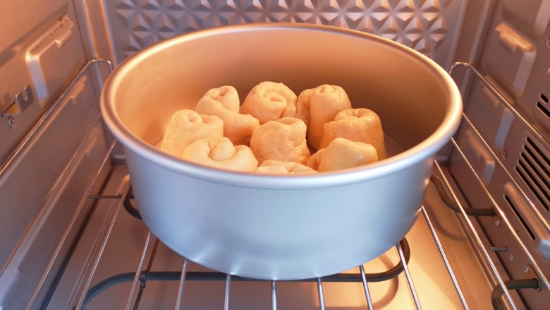 淡奶油甜面包,烤箱调至“发酵”功能，将面包放入烤箱内，40度发酵40分钟。