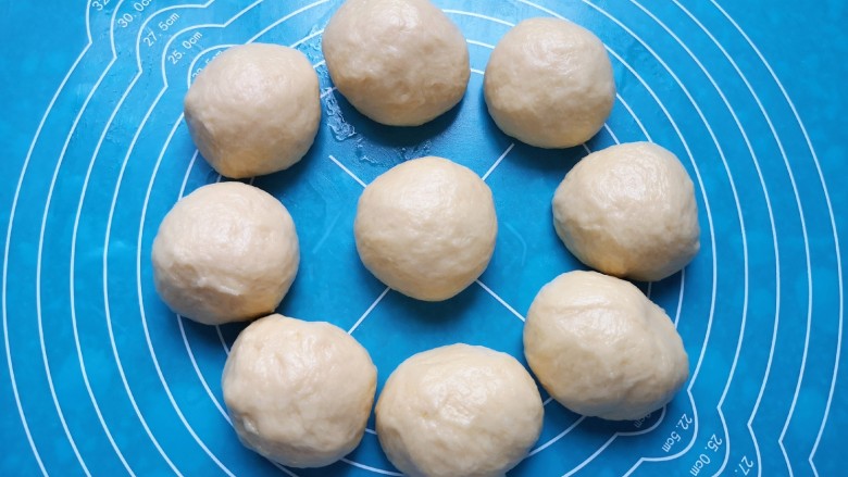 淡奶油甜面包,将发酵好的面团拍打排气，分成9份。