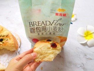 淡奶油甜面包,掰开一个尝尝，柔软又好吃。