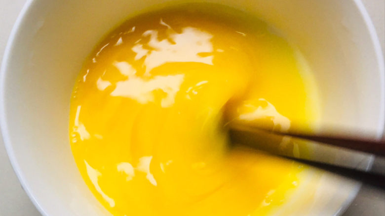 烤馒头片,用筷子搅拌蛋液～