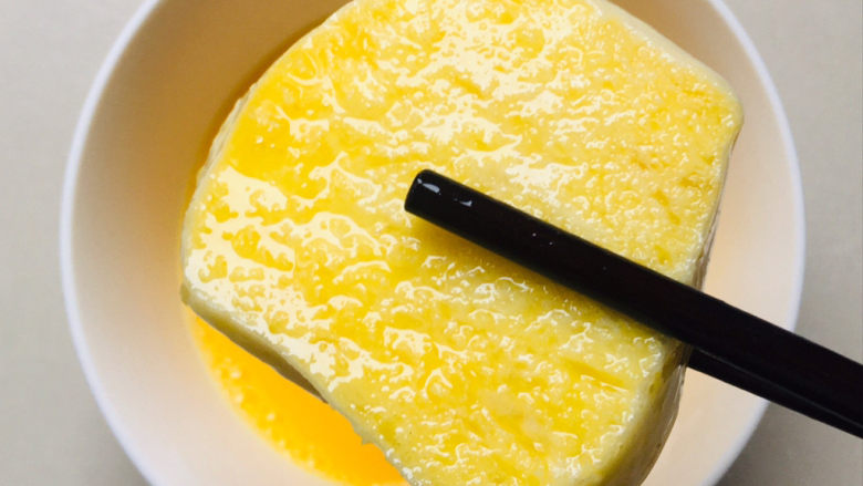 烤馒头片,馒头片放入碗中，两面都粘上蛋液～