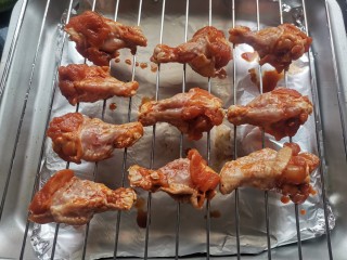 新奥尔良烤鸡腿,鸡腿均匀的放在烤架上，底下烤盘里放上锡纸，料汁留着