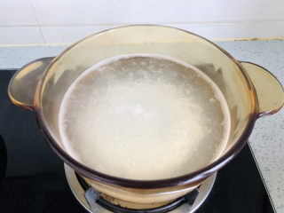 菠菜猪肝粥,水开后再放入大米，这样可以避免大米在冷水中浸泡时间过长从而失去弹性，中火慢熬。