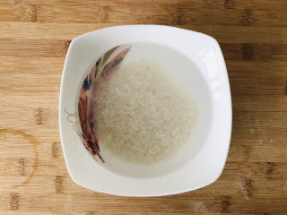 菠菜猪肝粥,大米提前浸泡半小时，泡完后的大米既方便煮制也可以节约时间，而且避免煮的过程中吸入更多水分。